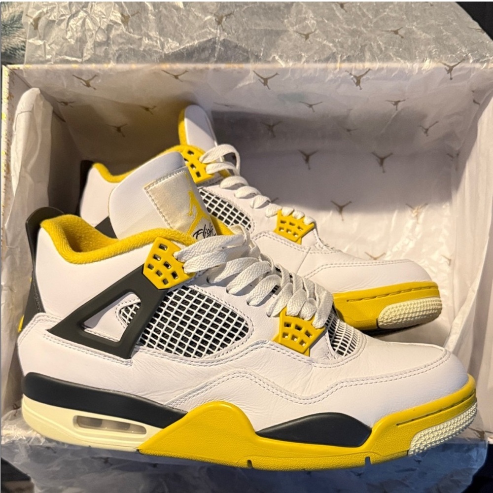 Air Jordan 4 retro ‘Vivid Sulfur’. Like New. 9 men’s. 10.5 women’s